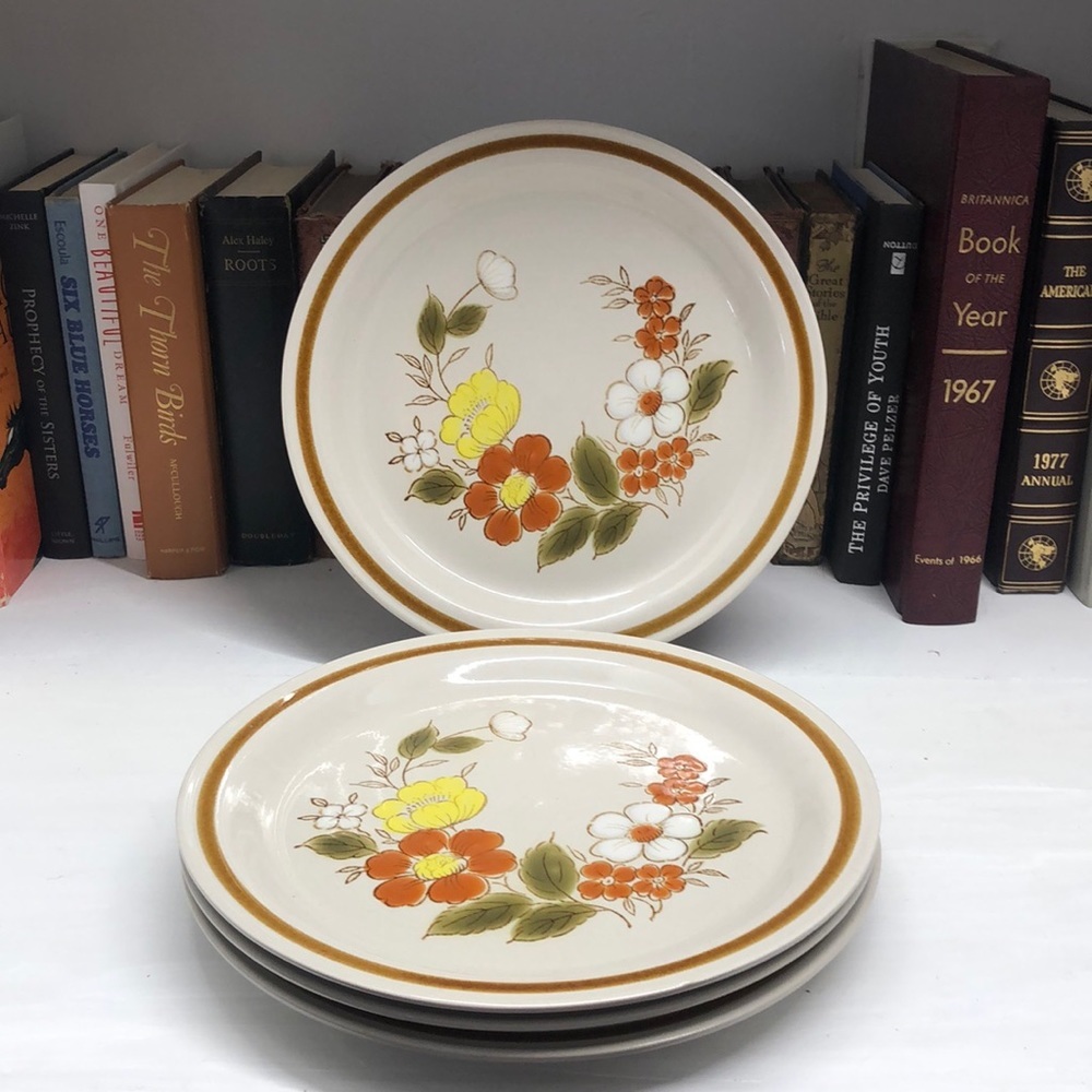 0481 1970s  Trellis Blossom Dinner Plate by Mountain Wood